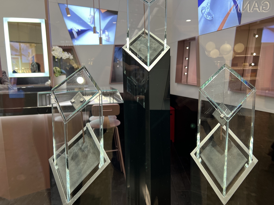 Transparency glass showcase