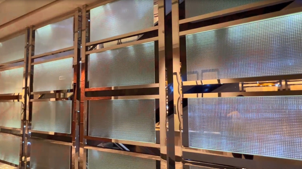 Kunxing Glass ---- Pattern Glass Partitions In Shopping Mall