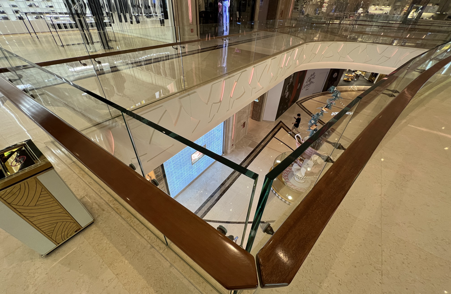 How to choose the glass for the shopping center atrium glass guardrail?